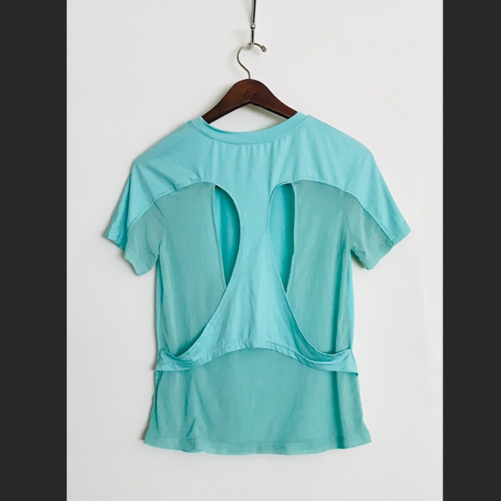 Mint green woman sports crew neck short sleeve top size small
